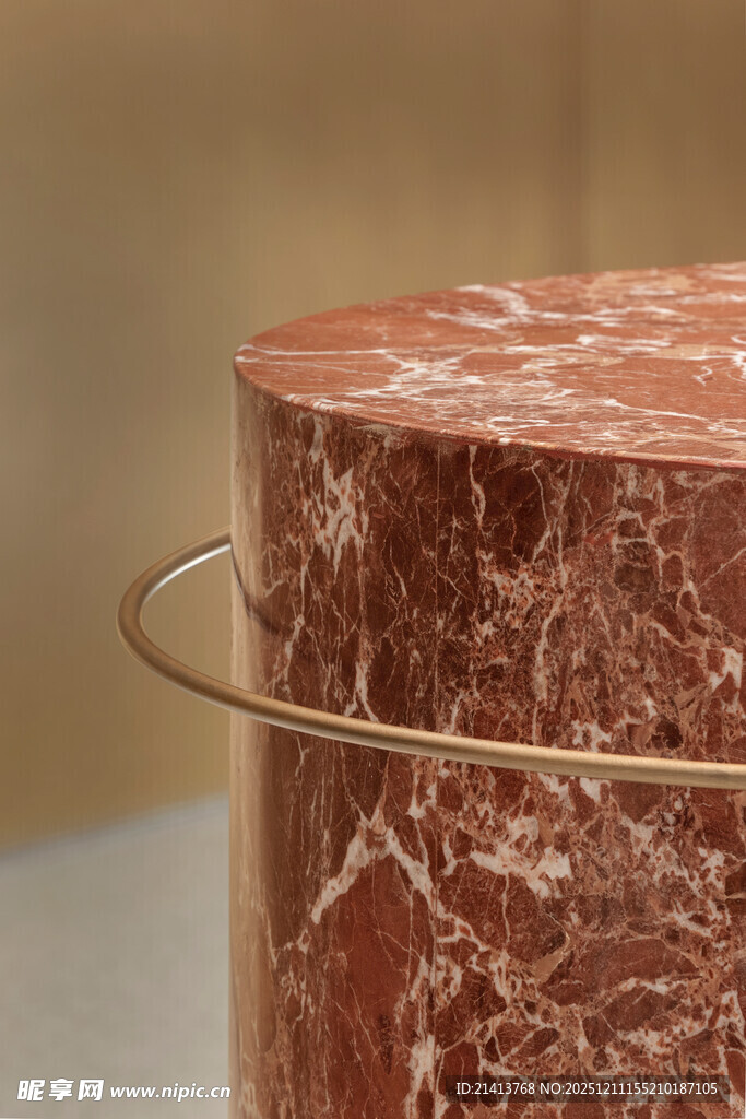 红色大理石圆柱金属环装饰