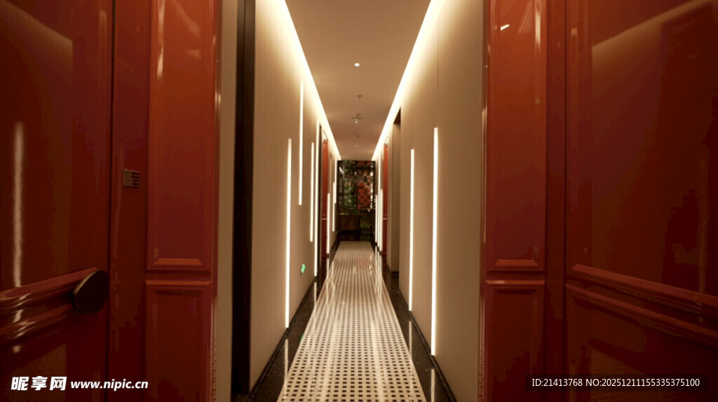 豪华酒店深红色木质走廊