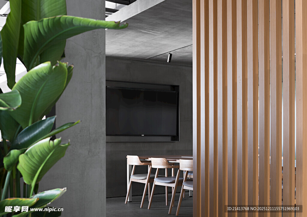 现代金属隔断与室内绿植