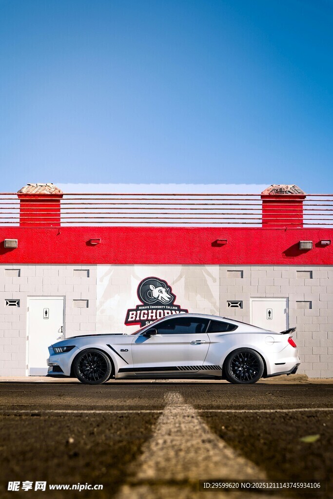 银色跑车停靠多彩墙前