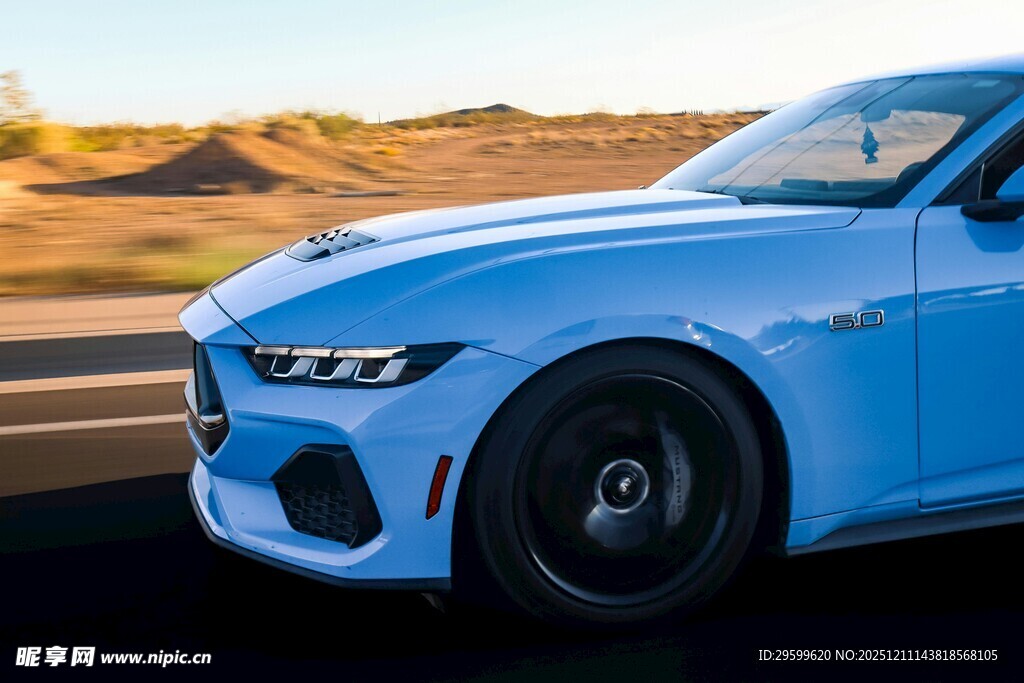蓝色跑车驰骋于旷野