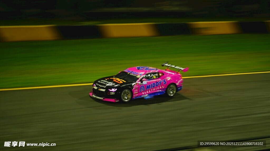 夜间赛道上的炫彩赛车