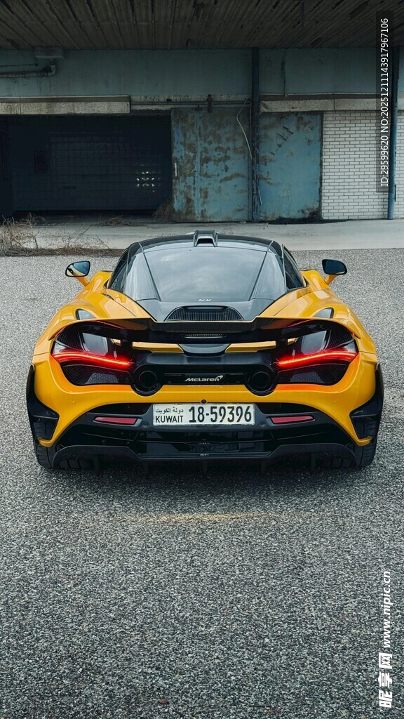 炫酷黄黑超跑后视图