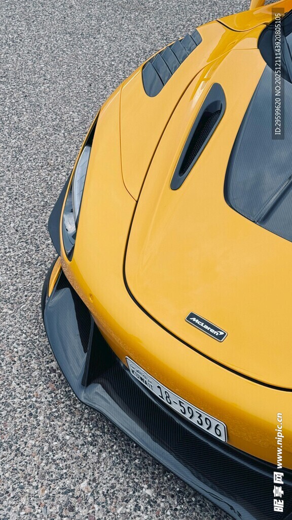炫酷黄色跑车车头特写