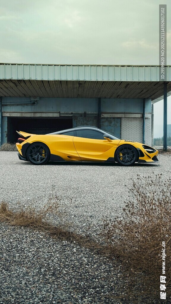 黄色超跑停于户外场景