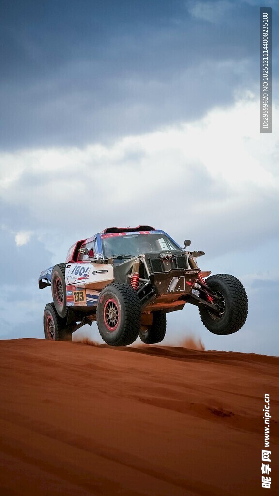 越野赛车驰骋红色沙丘
