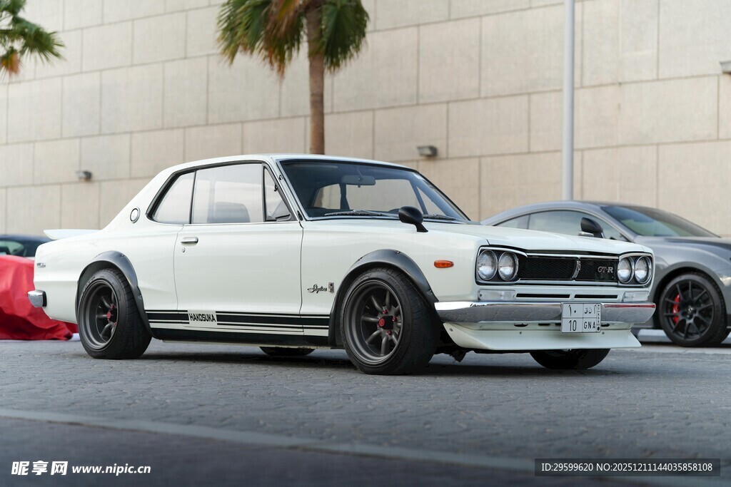 经典改装车街头停放