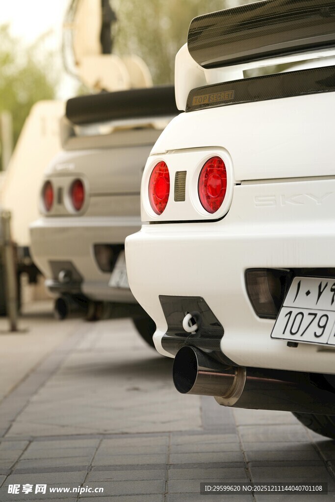 一排酷炫跑车尾部特写