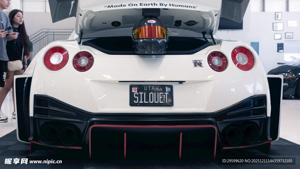 炫酷白色跑车尾部特写