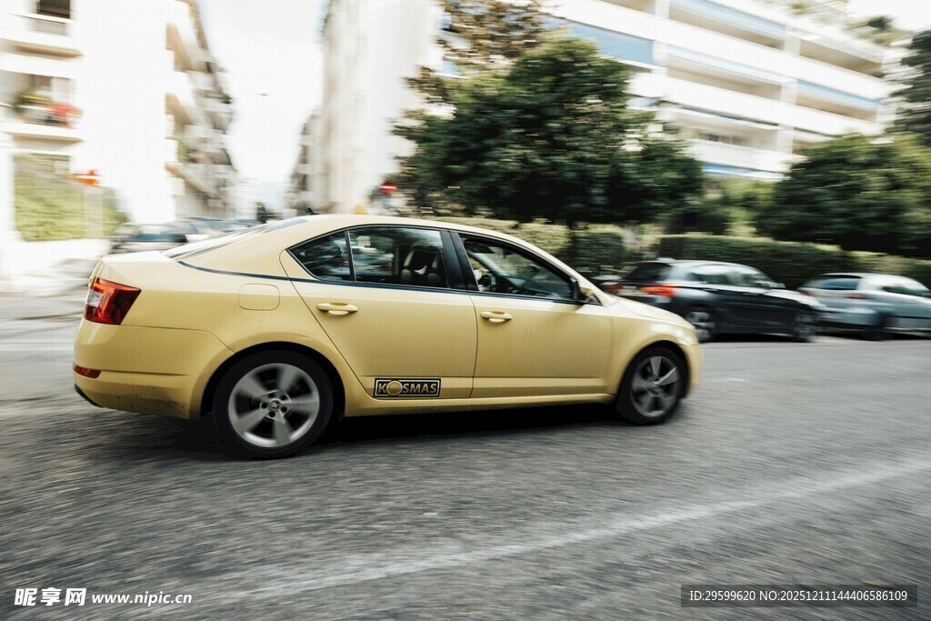 黄色轿车停在城市街道