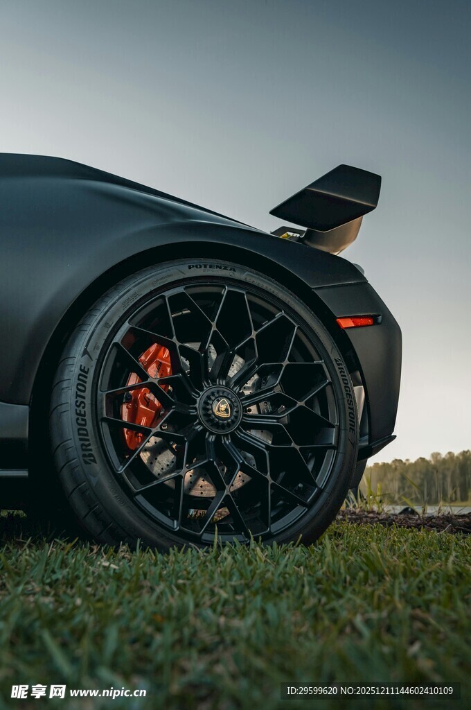 黑色跑车后轮特写