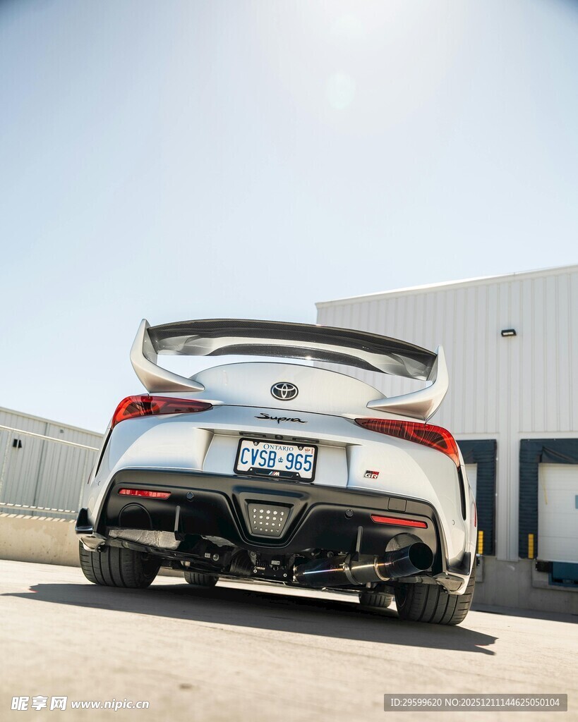 白色炫酷改装车尾部特写