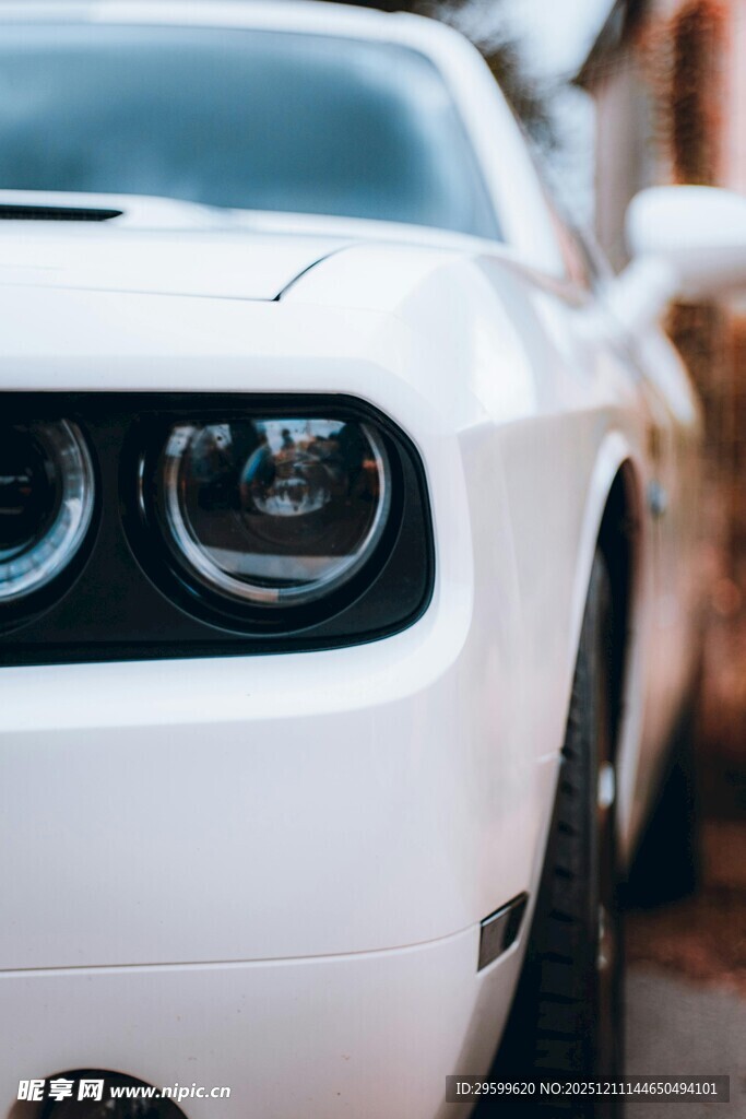 白色跑车前脸特写