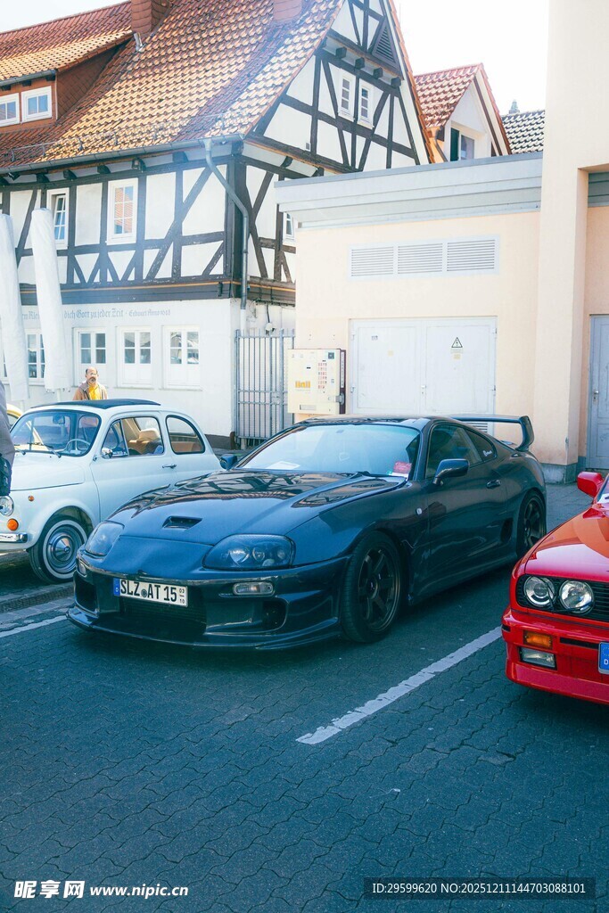 停车场中的多辆酷炫汽车