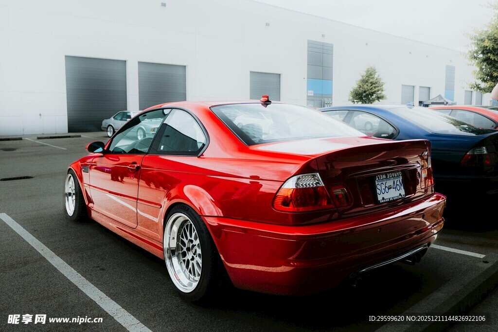 红色轿车停在停车场