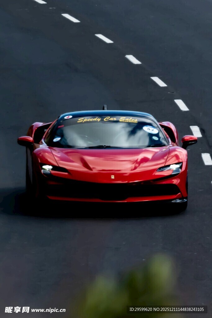 红色跑车飞驰在赛道上