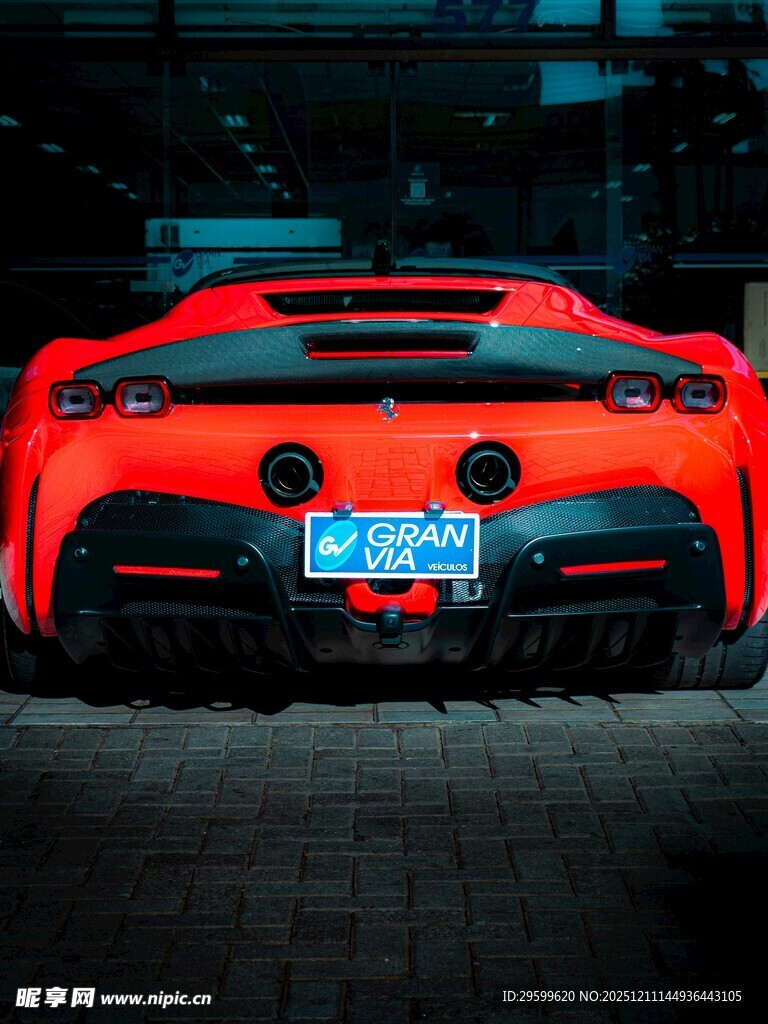 炫酷红色跑车尾部特写