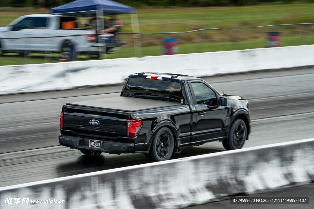 黑色皮卡赛道飞驰