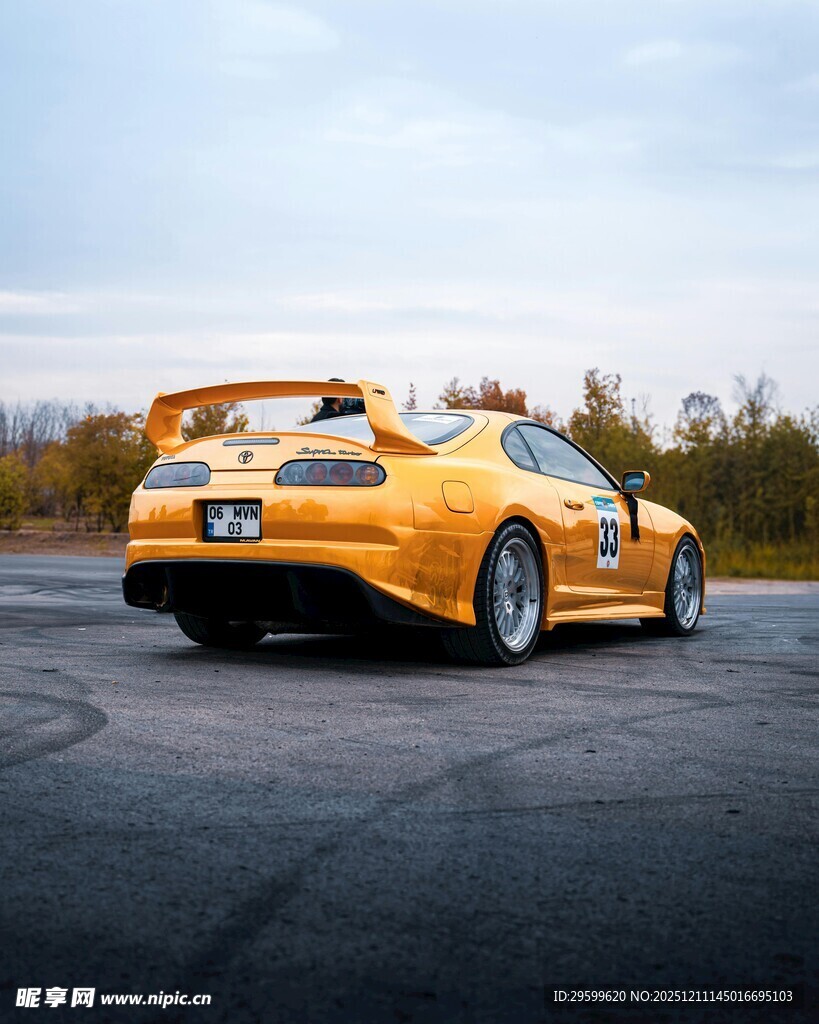 黄色炫酷跑车于赛道