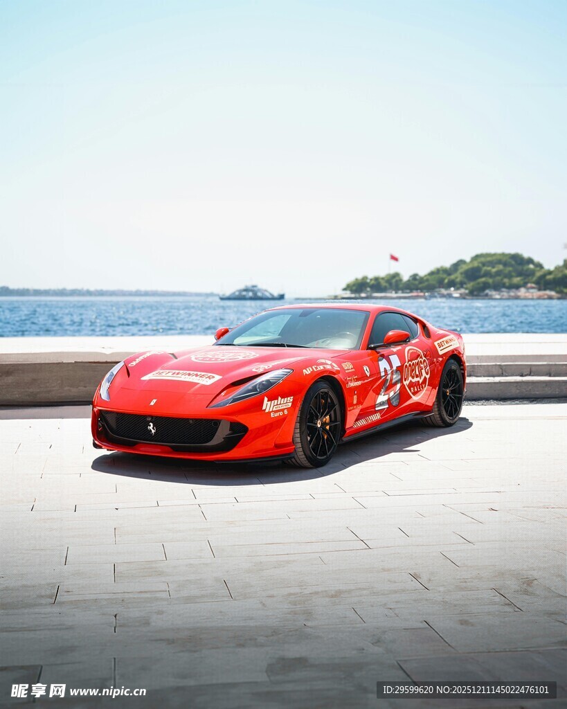 红色跑车停靠于海边路面