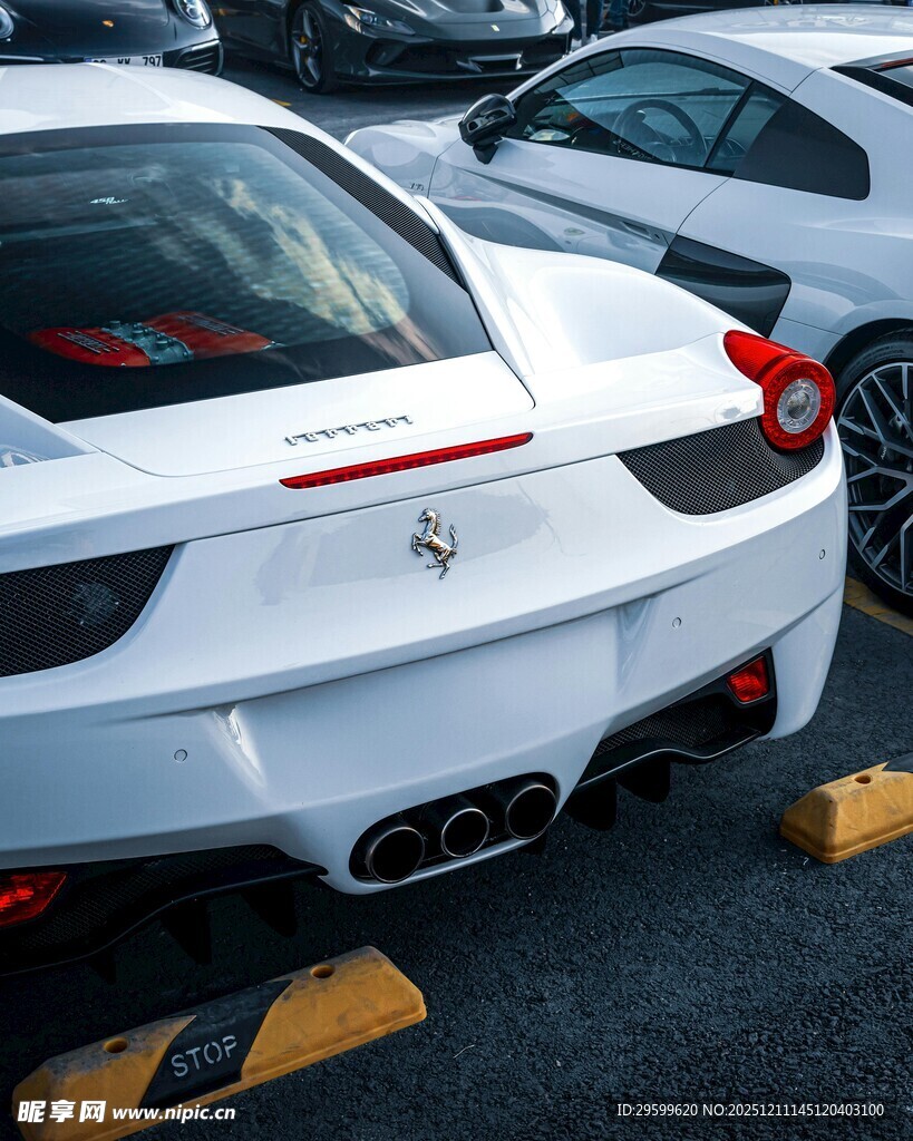 白色法拉利跑车停在车位