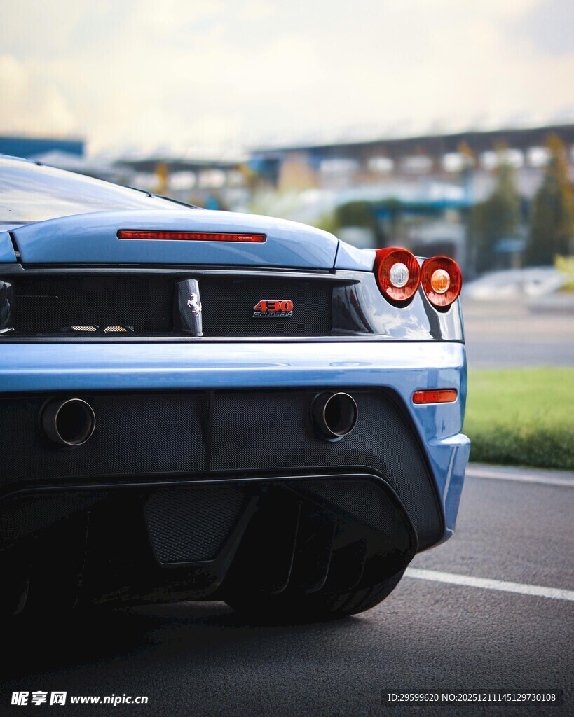 蓝色跑车尾部特写