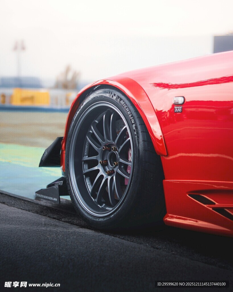 红色炫酷跑车特写