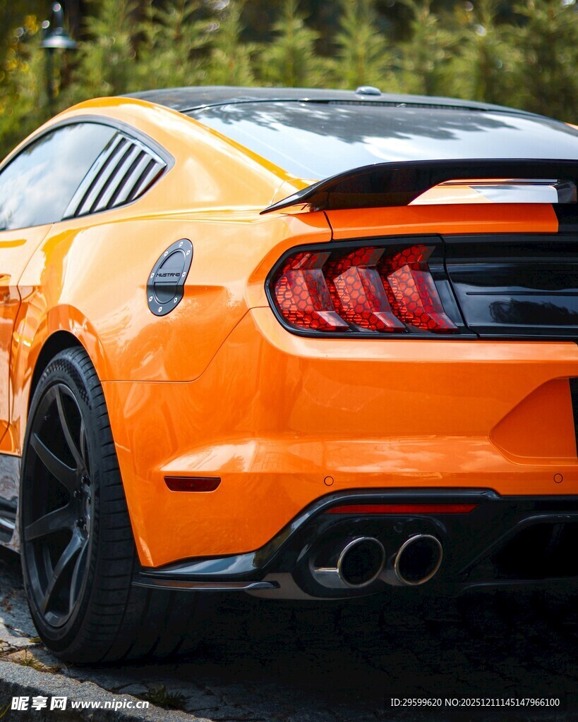 橙色炫酷跑车尾部特写
