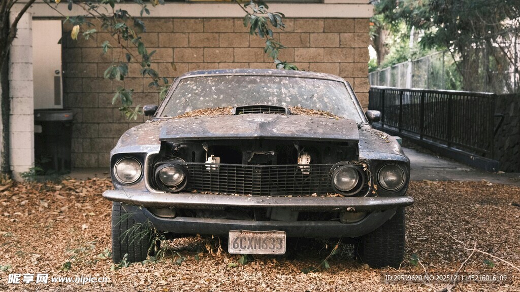 复古破旧汽车停于户外