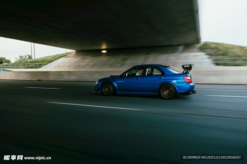 蓝色轿车在公路上飞驰