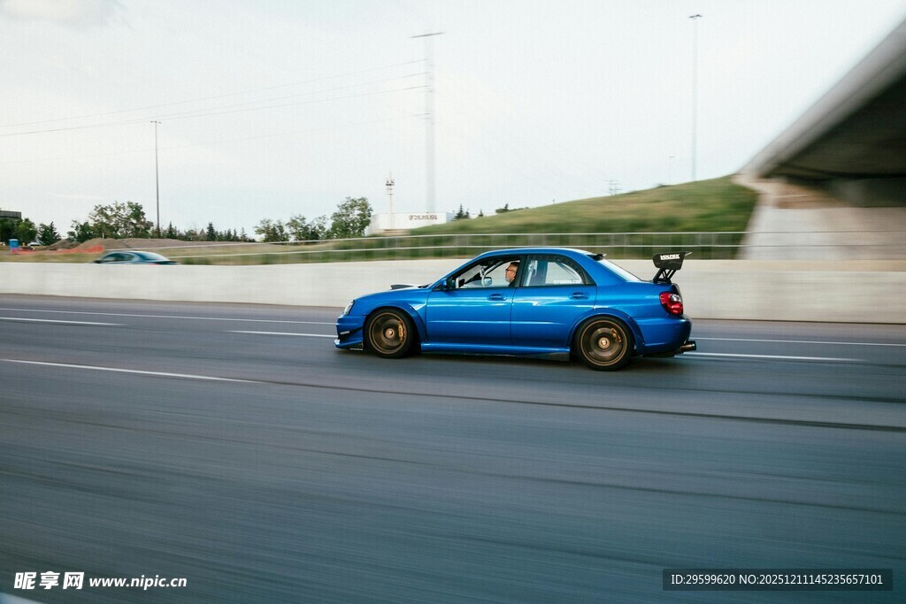 蓝色轿车公路上飞驰