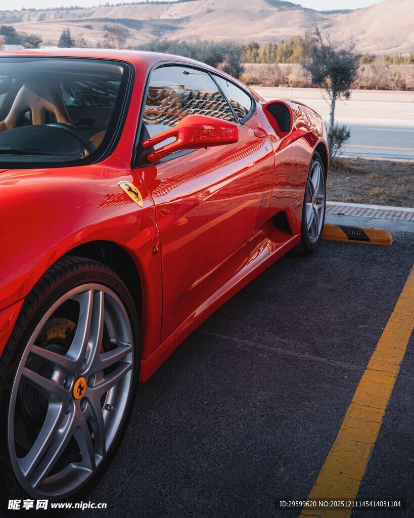 红色跑车停靠在路边