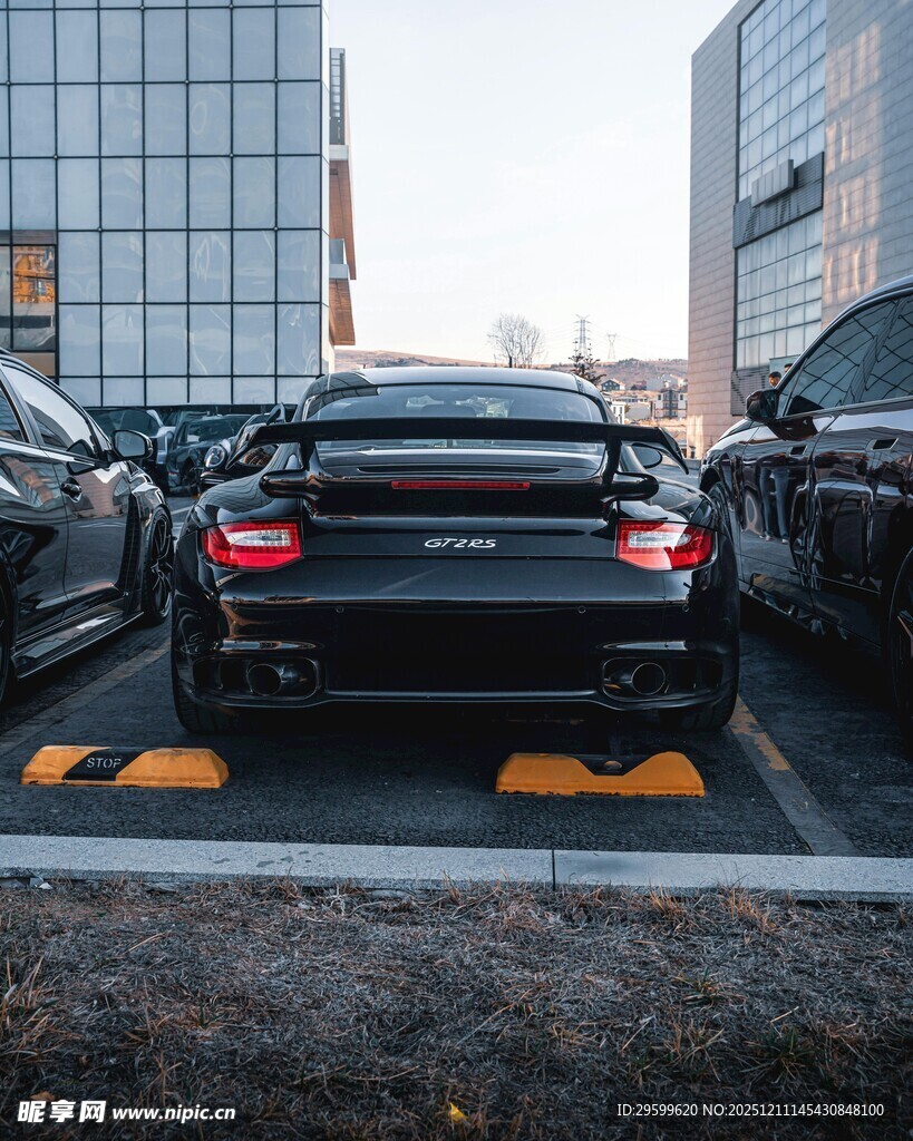 黑色轿车停在城市停车位