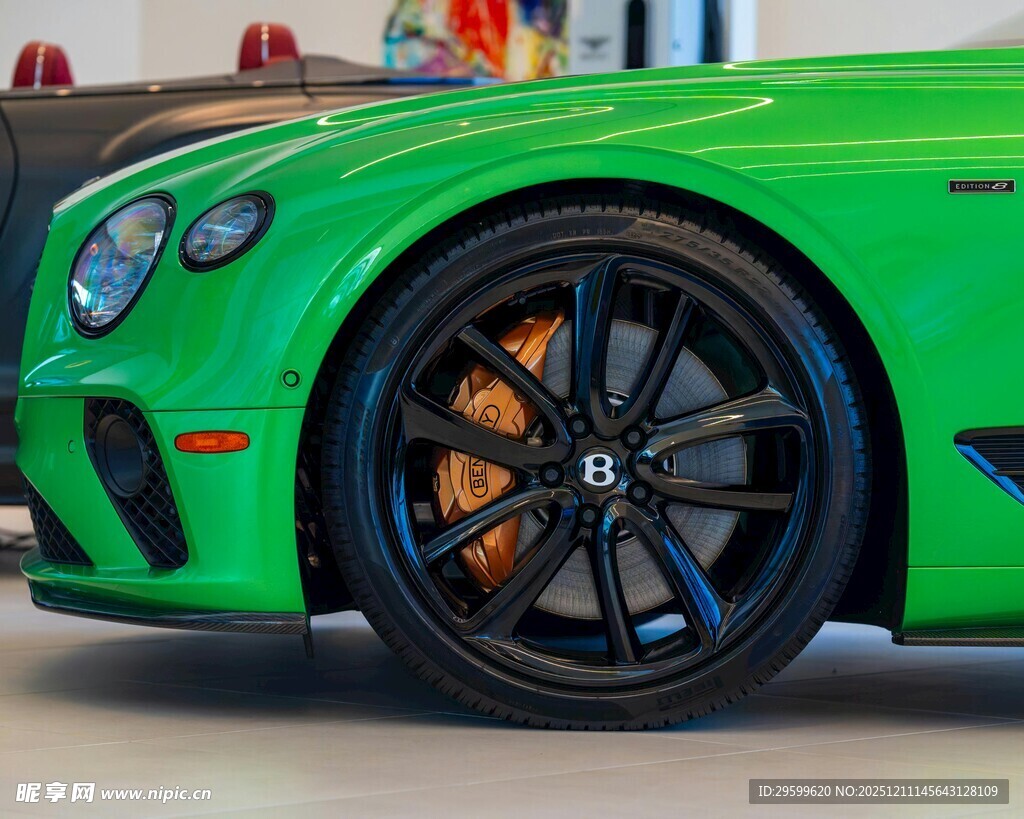 亮绿色炫酷跑车特写