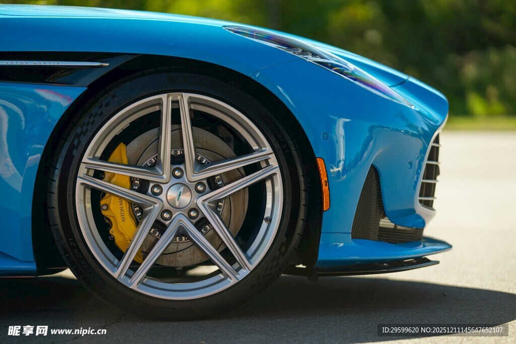 蓝色跑车精致轮毂特写