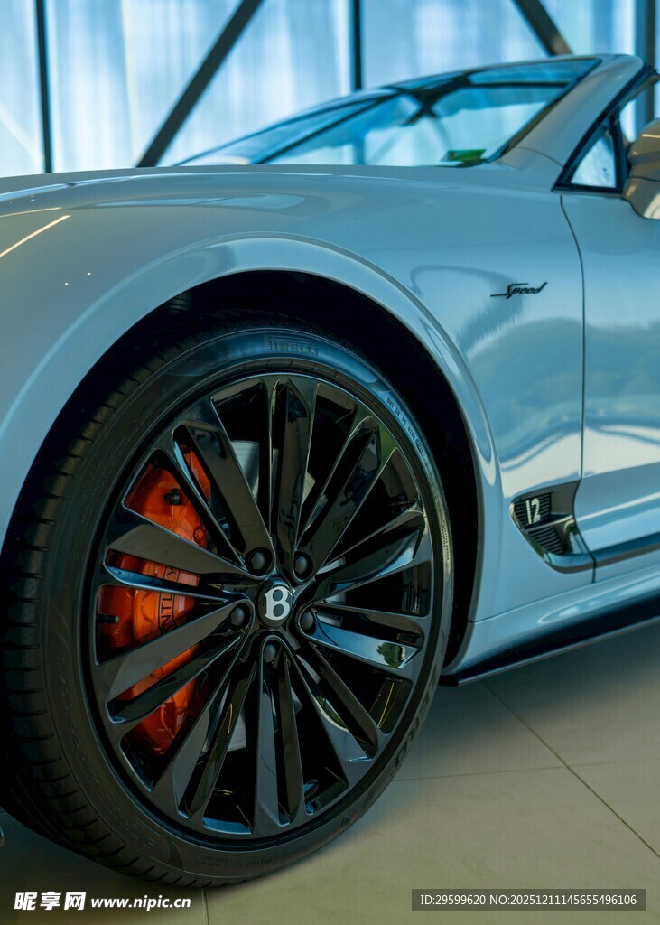 蓝色跑车精致轮毂特写