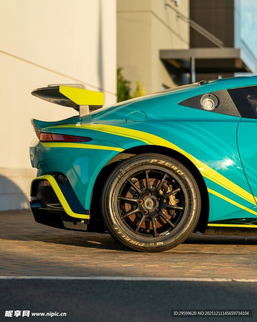 炫酷蓝黄跑车外观特写