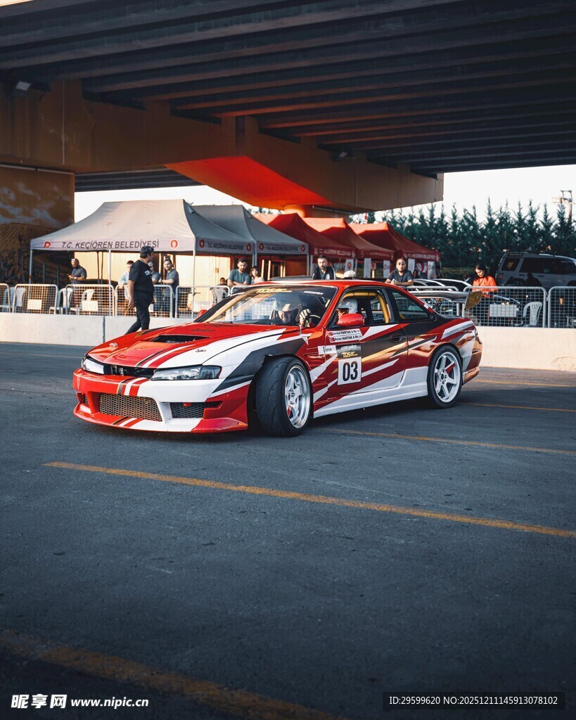 赛道上的炫酷红白赛车