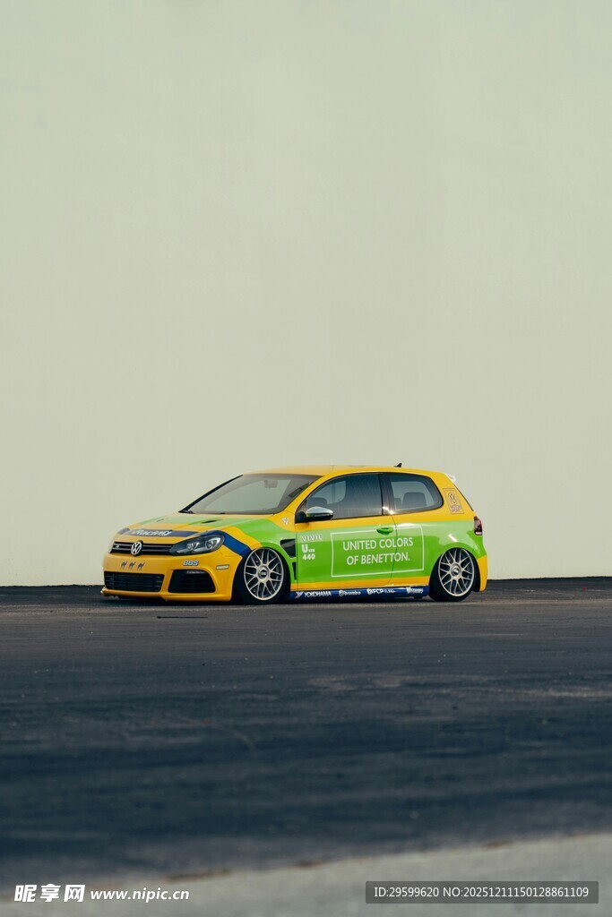 黄色炫酷赛车于赛道驰骋