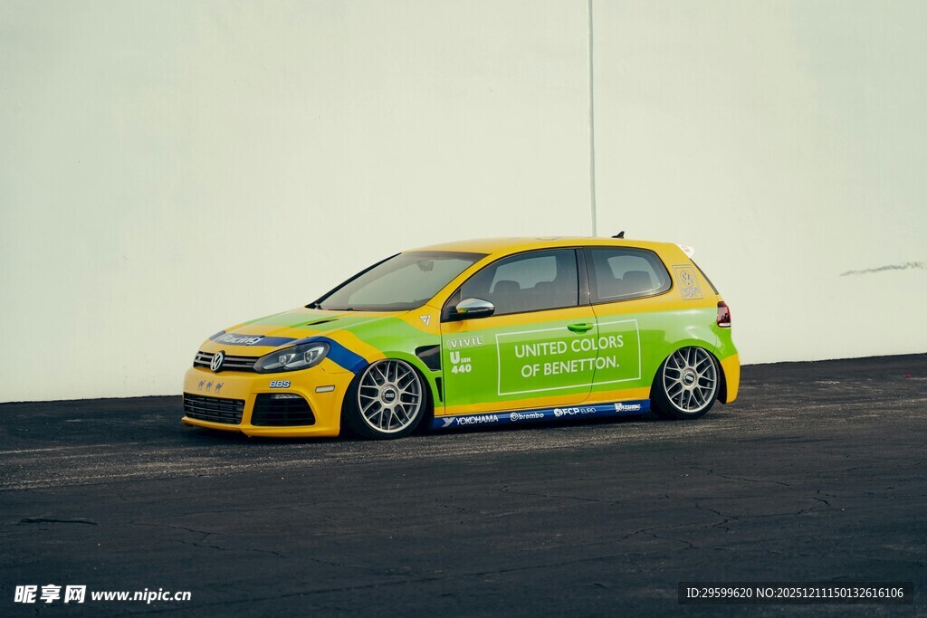 黄色炫酷赛车外观展示