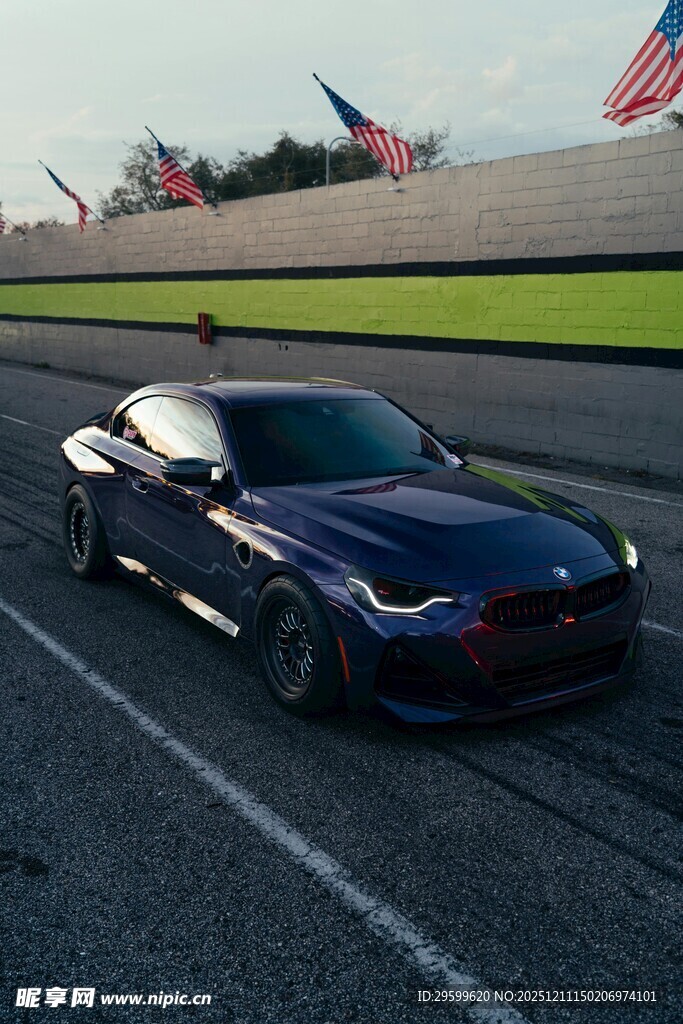 赛道上的炫酷黑色跑车