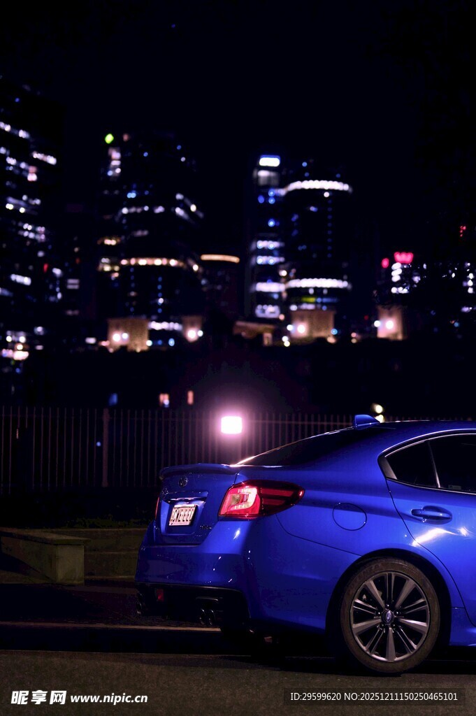 夜色中炫酷蓝色轿车