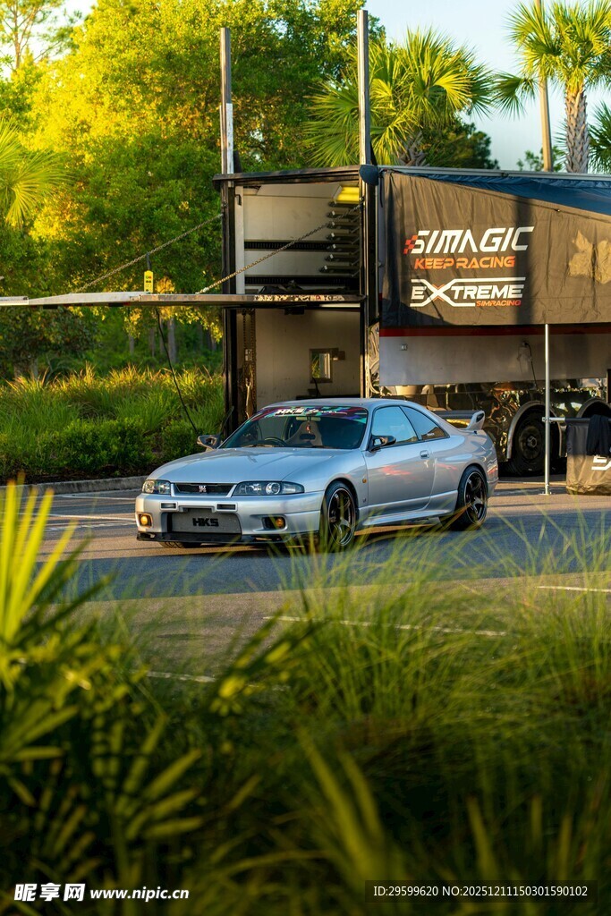 阳光下的银色跑车与建筑