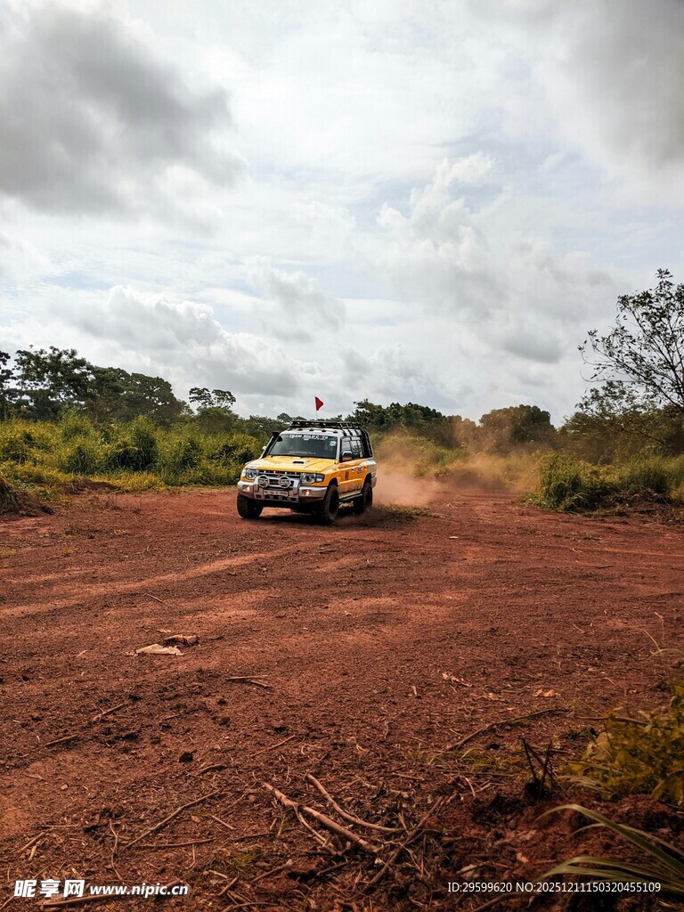 越野汽车行驶在红土路上