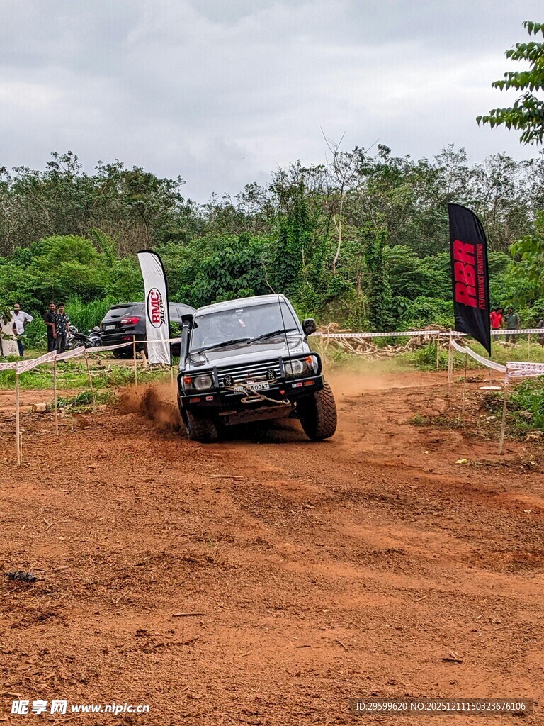 越野汽车驰骋于泥土地