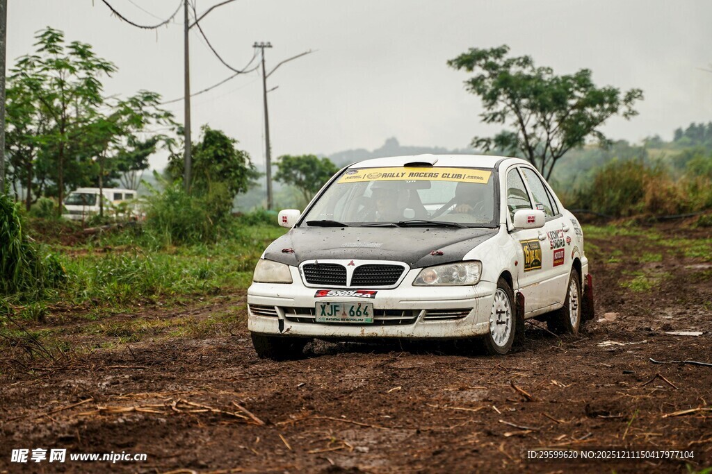 越野赛车驰骋泥泞赛道