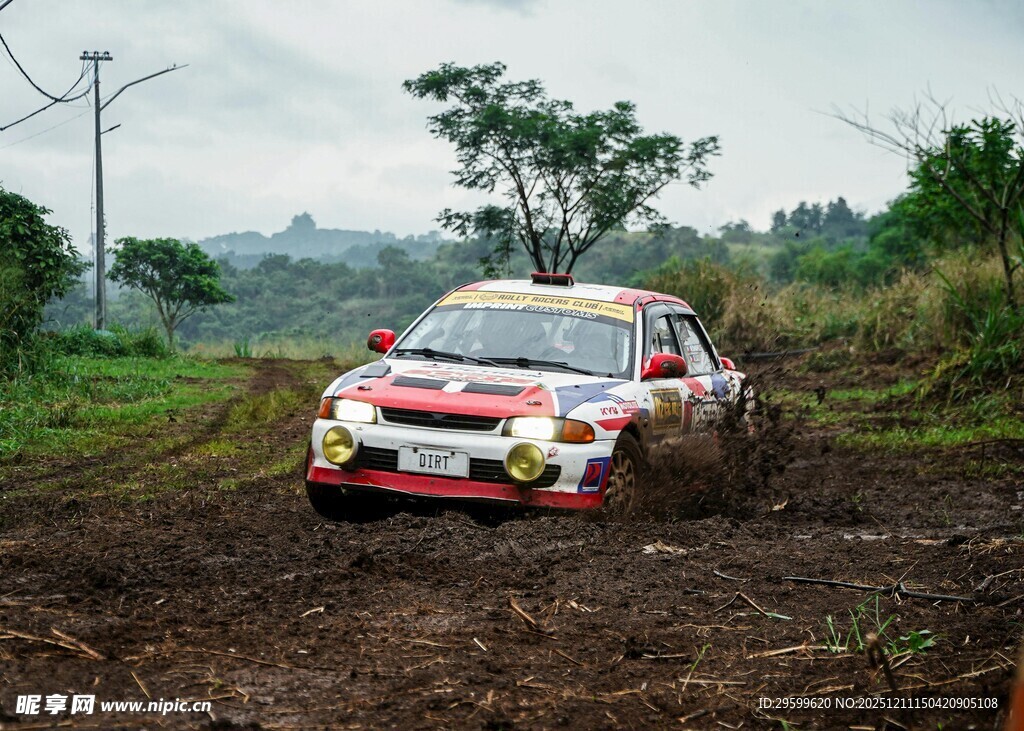 越野赛车驰骋泥泞赛道