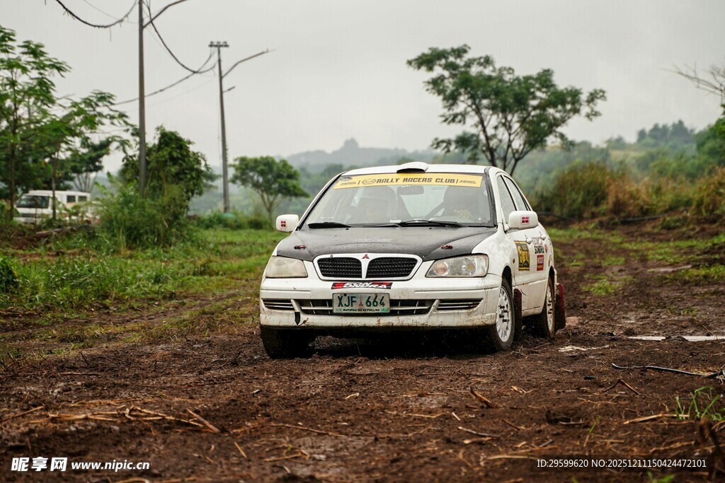 越野白车驰骋泥泞野外