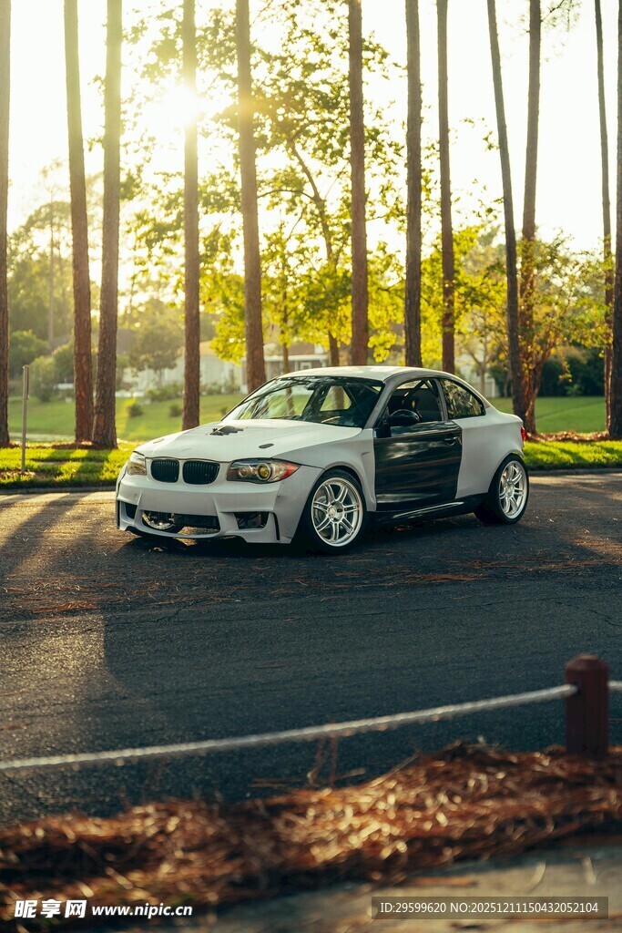 阳光下的白色酷炫轿车