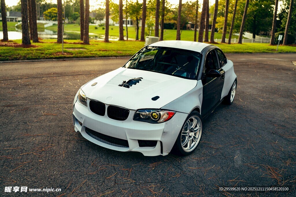 白色宝马高性能跑车